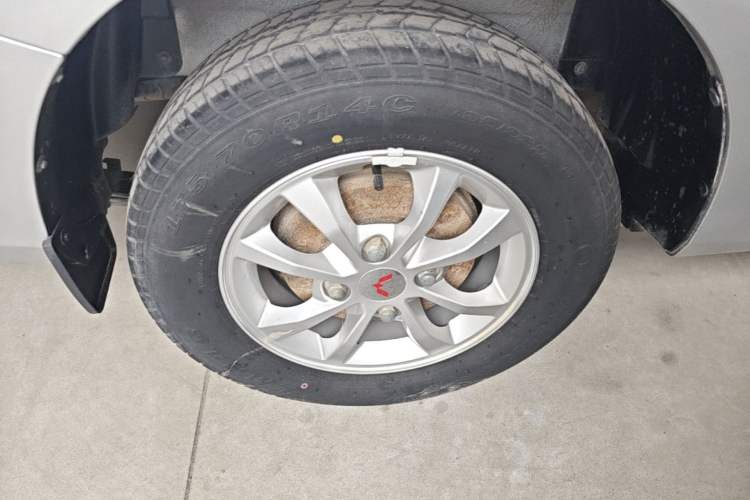 Used Wuling Hongguang V 2022 1.5L Enjoy Edition Electric-Powered LAR Right Rear Wheel Hub