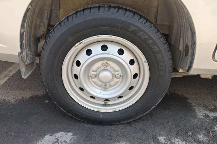 Used Wuling Hongguang V 2022 1.5L Jingqu Edition Enclosed-Window Vehicle with Hydraulic Power Steering LAR Right Rear Wheel Hub