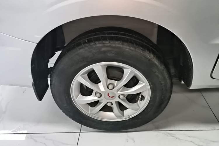 Used Wuling Hongguang V 2022 1.5L Enjoy Edition Electric-Powered LAR Right Rear Wheel Hub