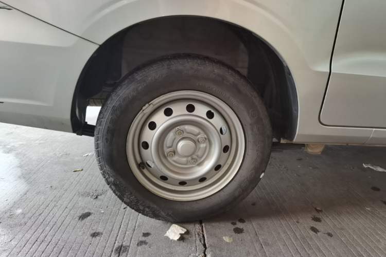 Used Wuling Hongguang V 2022 1.5L Jingqu Version Hydraulic Power Steering LAR Right Rear Wheel Hub