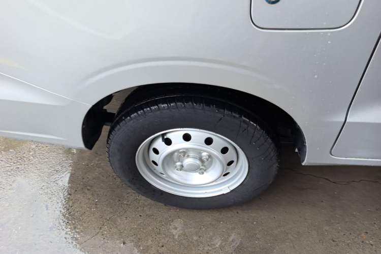 Used Wuling Hongguang V 2022 1.5L Jingqu Edition Electric-Assist LAR Right Rear Wheel Hub