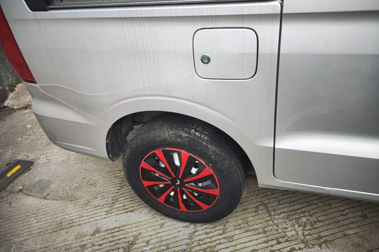 Used Wuling Hongguang V 2022 1.5L Jingqu Edition Electric-Assist LAR Right Rear Wheel Hub