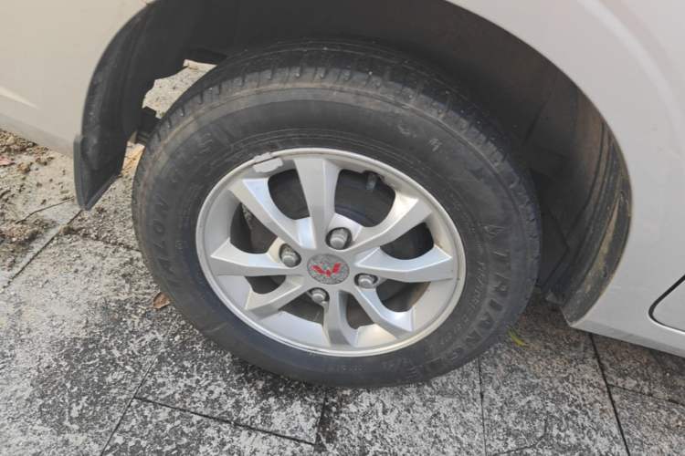 Used Wuling Hongguang V 2022 1.5L Enjoy Edition Electric-Powered LAR Right Rear Wheel Hub