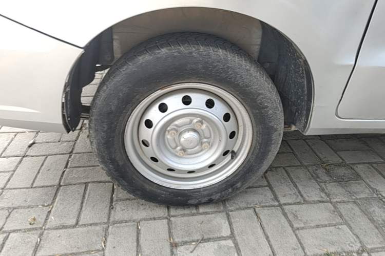 Used Wuling Hongguang V 2022 1.5L Jingqu Version Hydraulic Power Steering LAR Right Rear Wheel Hub