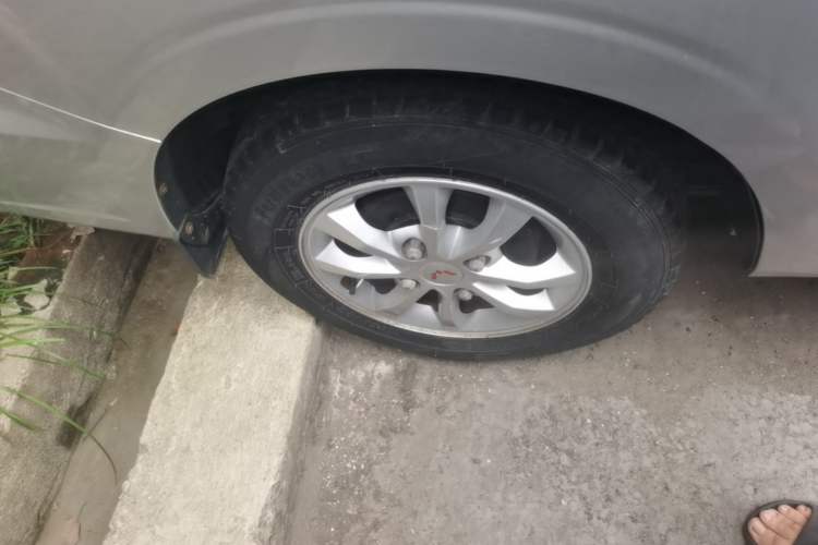 Used Wuling Hongguang V 2022 1.5L Enjoy Edition Electric-Powered LAR Right Rear Wheel Hub