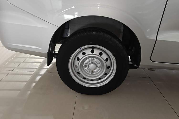 Used Wuling Hongguang V 2022 1.5L Jingqu Edition Enclosed-Window Vehicle with Electric Power Steering LAR Right Rear Wheel Hub