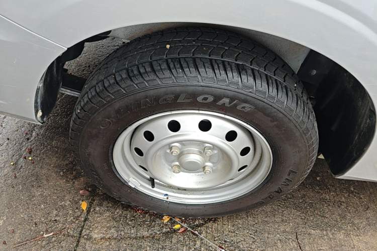 Used Wuling Hongguang V 2022 1.5L Jingqu Edition Electric-Assist LAR Right Rear Wheel Hub
