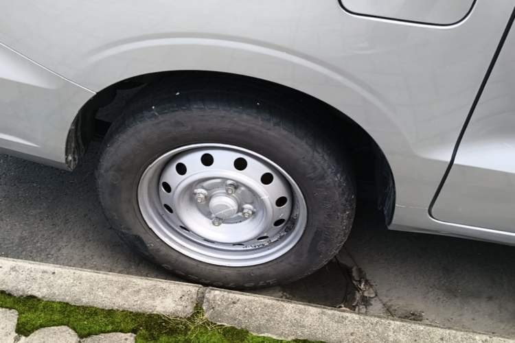 Used Wuling Hongguang V 2022 1.5L Jingqu Edition Electric-Assist LAR Right Rear Wheel Hub