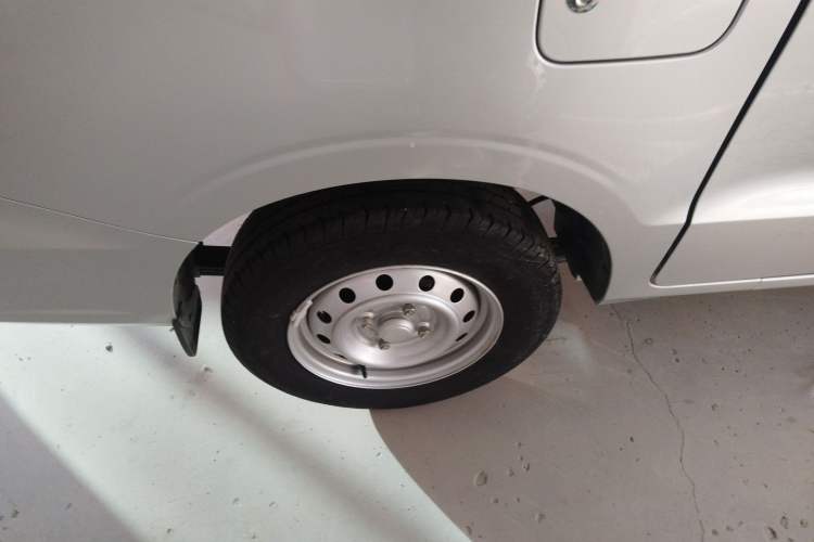 Used Wuling Hongguang V 2022 1.5L Jingqu Edition Enclosed-Window Vehicle with Electric Power Steering LAR Right Rear Wheel Hub