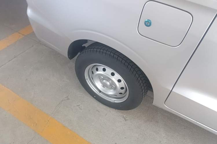 Used Wuling Hongguang V 2022 1.5L Jingqu Edition Electric-Assist LAR Right Rear Wheel Hub