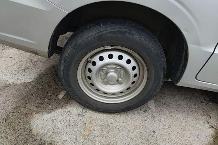 Used Wuling Hongguang V 2022 1.5L Jingqu Edition Electric-Assist LAR Right Rear Wheel Hub