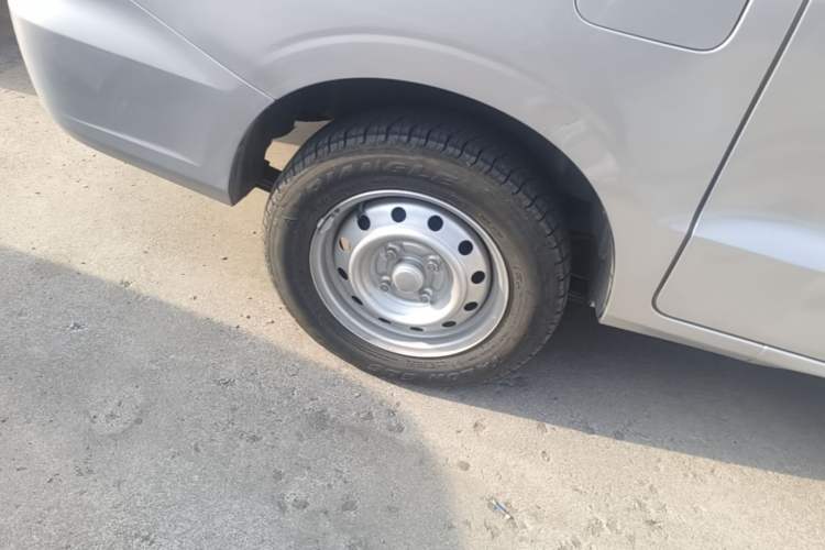 Used Wuling Hongguang V 2022 1.5L Jingqu Edition Electric-Assist LAR Right Rear Wheel Hub