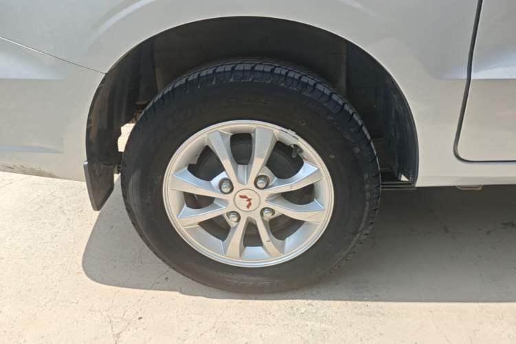 Used Wuling Hongguang V 2022 1.5L Enjoy Edition Electric-Powered LAR Right Rear Wheel Hub