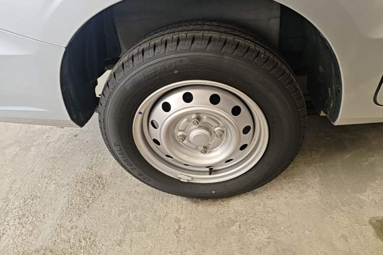Used Wuling Hongguang V 2022 1.5L Jingqu Edition Electric-Assist LAR Right Rear Wheel Hub