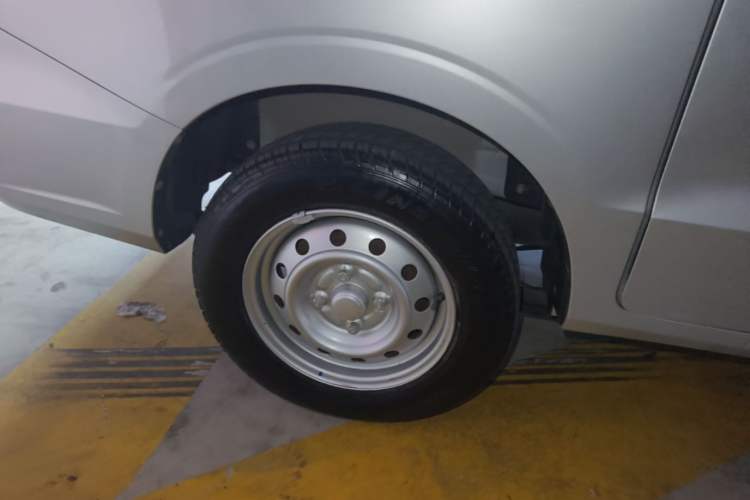 Used Wuling Hongguang V 2022 1.5L Jingqu Version Hydraulic Power Steering LAR Right Rear Wheel Hub
