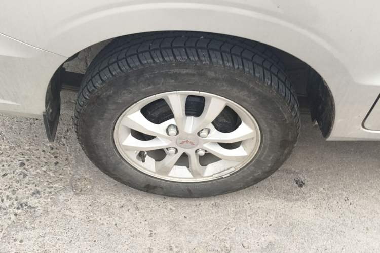 Used Wuling Hongguang V 2022 1.5L Enjoy Edition Electric-Powered LAR Right Rear Wheel Hub