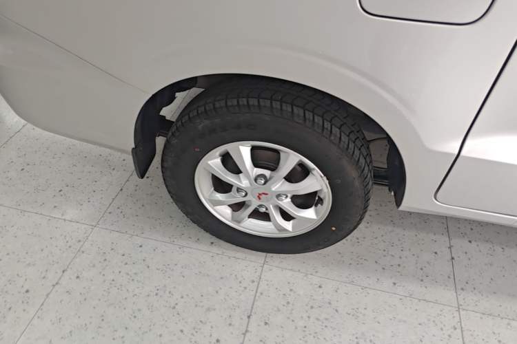 Used Wuling Hongguang V 2022 1.5L Enjoy Edition Electric-Powered LAR Right Rear Wheel Hub