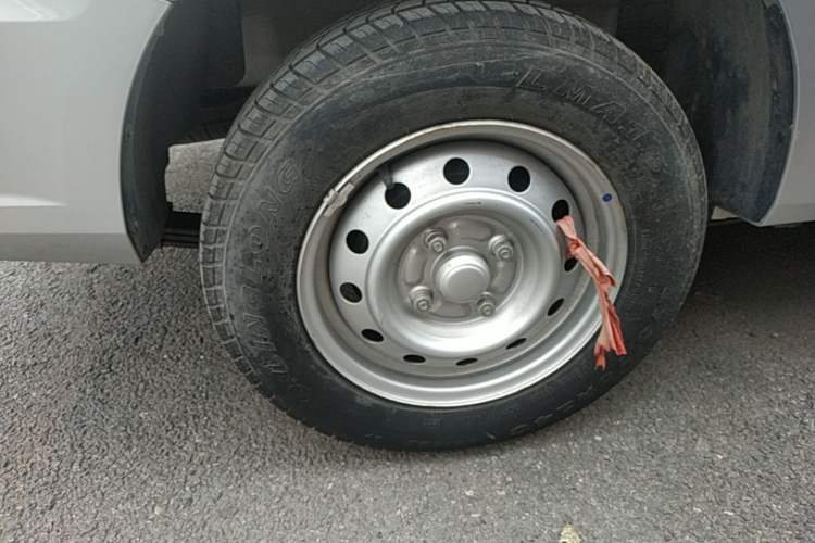 Used Wuling Hongguang V 2022 1.5L Jingqu Edition Electric-Assist LAR Right Rear Wheel Hub