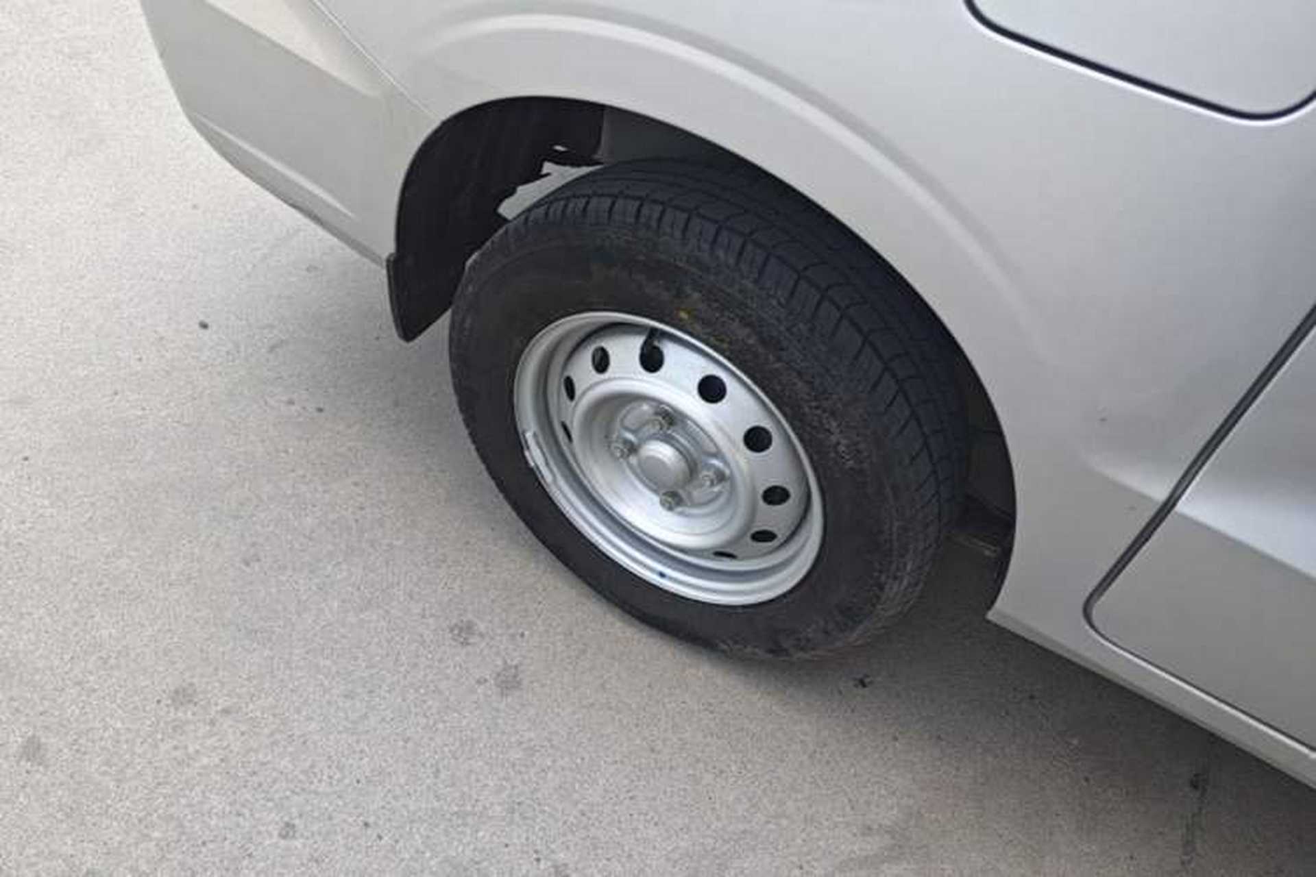 Used Wuling Hongguang V 2022 1.5L Jingqu Edition Enclosed-Window Vehicle with Electric Power Steering LAR Right Rear Wheel Hub