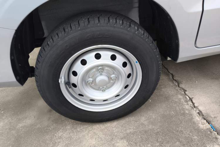 Used Wuling Hongguang V 2022 1.5L Jingqu Edition Electric-Assist LAR Right Rear Wheel Hub