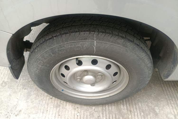 Used Wuling Hongguang V 2022 1.5L Jingqu Edition Enclosed-Window Vehicle with Electric Power Steering LAR Right Rear Wheel Hub
