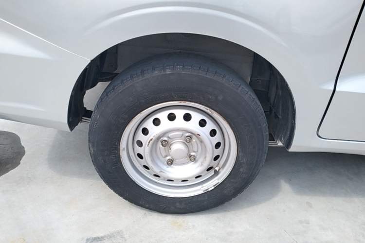Used Wuling Hongguang V 2022 1.5L Jingqu Edition Electric-Assist LAR Right Rear Wheel Hub