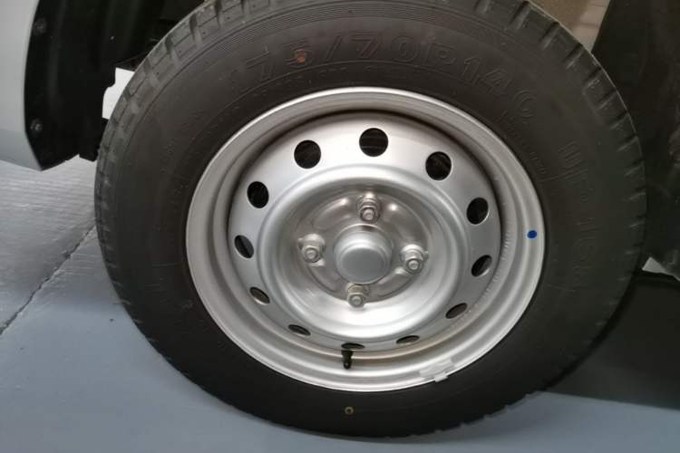 Used Wuling Hongguang V 2022 1.5L Jingqu Edition Electric-Assist LAR Right Rear Wheel Hub