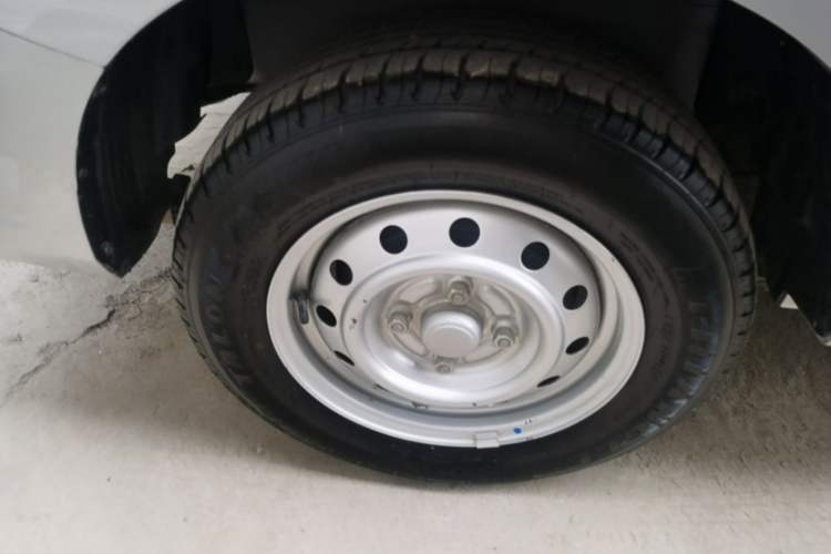 Used Wuling Hongguang V 2022 1.5L Jingqu Edition Electric-Assist LAR Right Rear Wheel Hub