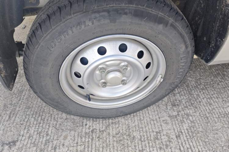 Used Wuling Hongguang V 2022 1.5L Jingqu Edition Enclosed-Window Vehicle with Electric Power Steering LAR Right Rear Wheel Hub