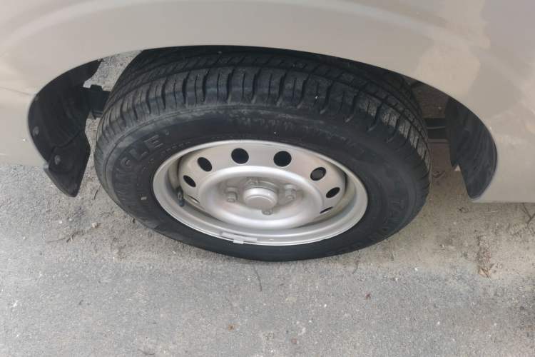 Used Wuling Hongguang V 2022 1.5L Jingqu Edition Enclosed-Window Vehicle with Hydraulic Power Steering LAR Right Rear Wheel Hub