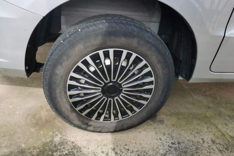 Used Wuling Hongguang V 2022 1.5L Jingqu Version Hydraulic Power Steering LAR Right Rear Wheel Hub