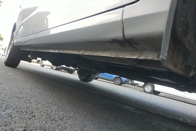 Used Wuling Hongguang V 2022 1.5L Jingqu Edition Enclosed-Window Vehicle with Hydraulic Power Steering LAR Right Side Sill