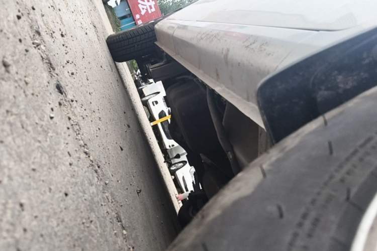 Used Wuling Hongguang V 2022 1.5L Enjoy Edition Electric-Powered LAR Right Side Sill