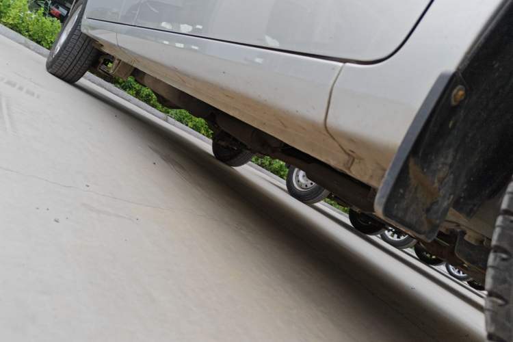 Used Wuling Hongguang V 2022 1.5L Jingqu Edition Enclosed-Window Vehicle with Hydraulic Power Steering LAR Right Side Sill