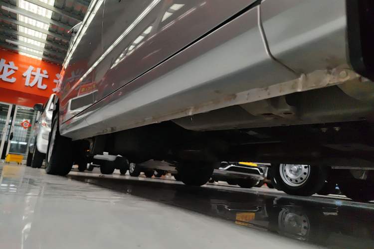 Used Wuling Hongguang V 2022 1.5L Jingqu Edition Enclosed-Window Vehicle with Hydraulic Power Steering LAR Right Side Sill