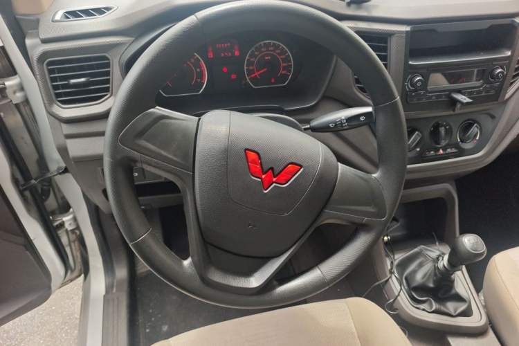Used Wuling Hongguang V 2022 1.5L Jingqu Edition Enclosed-Window Vehicle with Hydraulic Power Steering LAR Steering Wheel