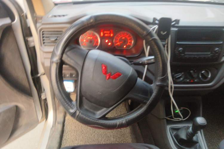 Used Wuling Hongguang V 2022 1.5L Jingqu Edition Electric-Assist LAR Steering Wheel