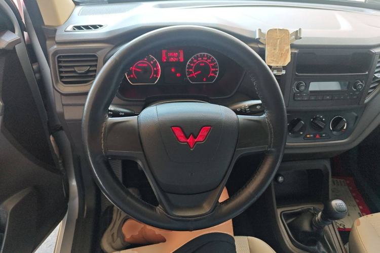 Used Wuling Hongguang V 2022 1.5L Jingqu Edition Enclosed-Window Vehicle with Hydraulic Power Steering LAR Steering Wheel