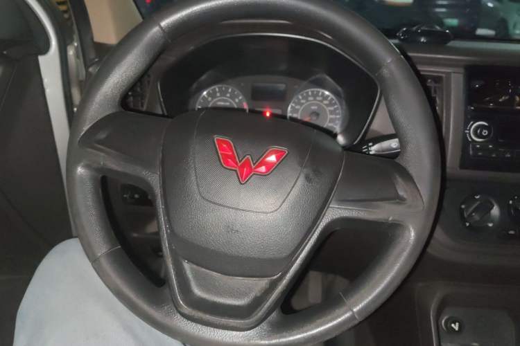 Used Wuling Hongguang V 2022 1.5L Jingqu Edition Electric-Assist LAR Steering Wheel