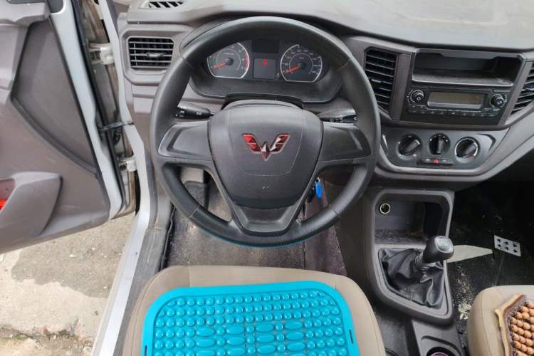 Used Wuling Hongguang V 2022 1.5L Jingqu Version Hydraulic Power Steering LAR Steering Wheel