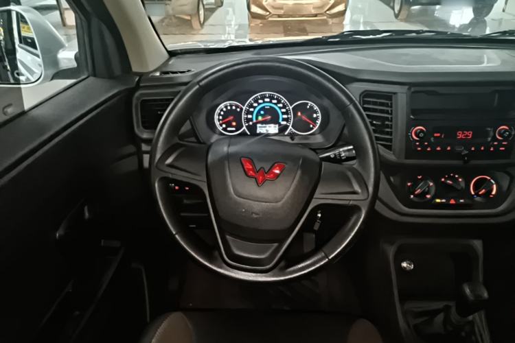 Used Wuling Hongguang V 2022 1.5L Enjoy Edition Electric-Powered LAR Steering Wheel
