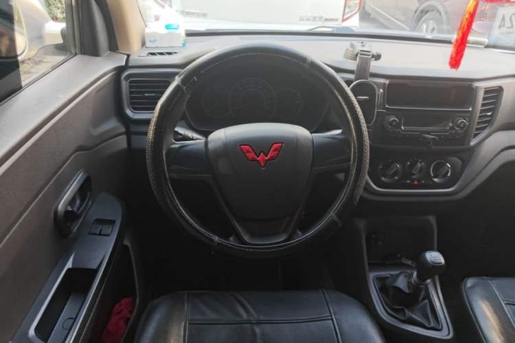 Used Wuling Hongguang V 2022 1.5L Enjoy Edition Electric-Powered LAR Steering Wheel