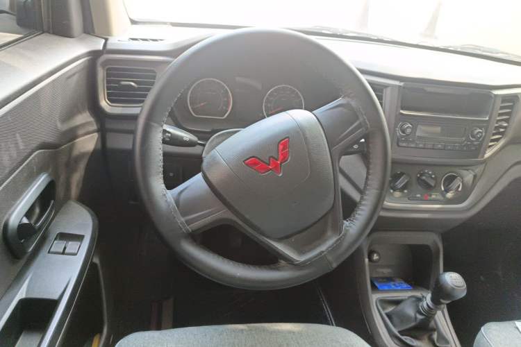 Used Wuling Hongguang V 2022 1.5L Jingqu Edition Electric-Assist LAR Steering Wheel