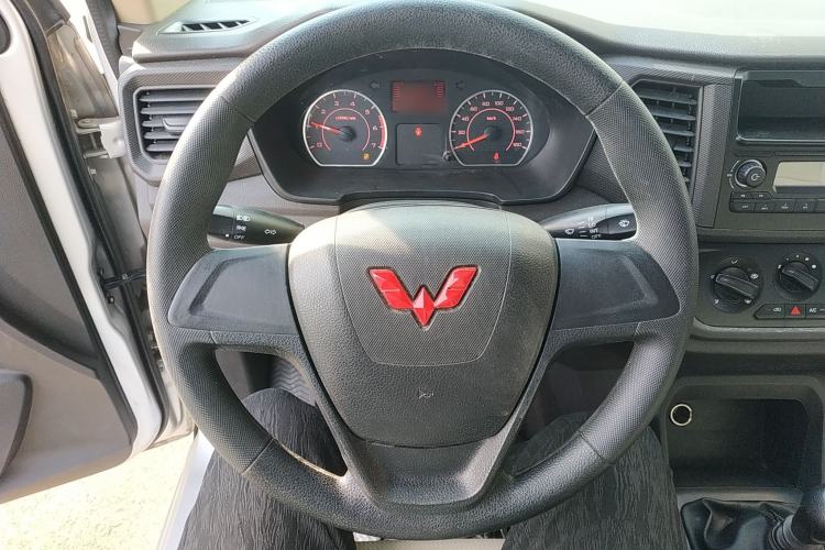 Used Wuling Hongguang V 2022 1.5L Jingqu Edition Enclosed-Window Vehicle with Hydraulic Power Steering LAR Steering Wheel