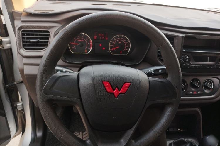Used Wuling Hongguang V 2022 1.5L Jingqu Edition Electric-Assist LAR Steering Wheel