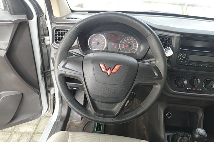 Used Wuling Hongguang V 2022 1.5L Jingqu Version Hydraulic Power Steering LAR Steering Wheel