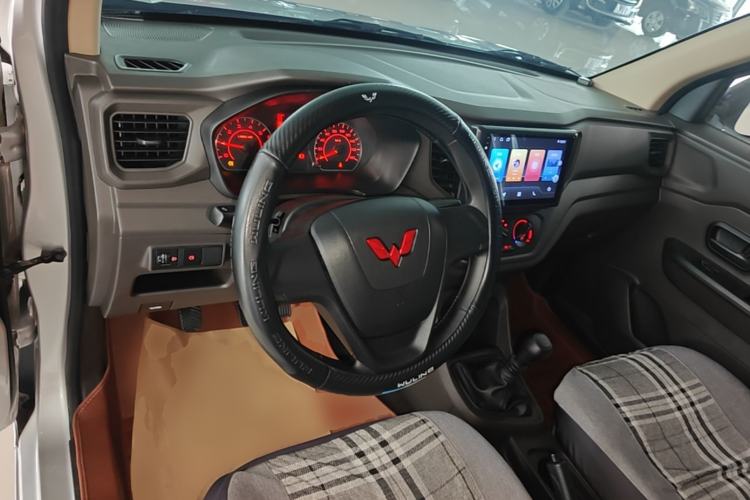 Used Wuling Hongguang V 2022 1.5L Jingqu Edition Enclosed-Window Vehicle with Electric Power Steering LAR Steering Wheel