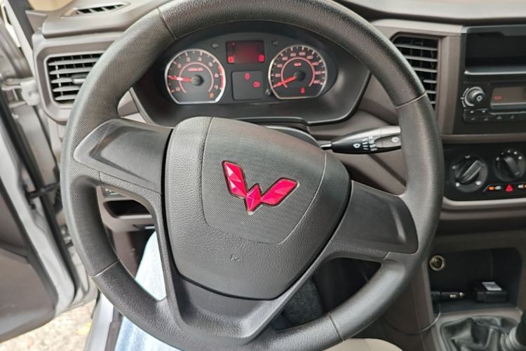 Used Wuling Hongguang V 2022 1.5L Jingqu Edition Electric-Assist LAR Steering Wheel