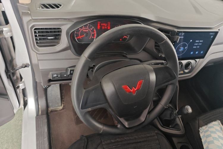 Used Wuling Hongguang V 2022 1.5L Jingqu Edition Enclosed-Window Vehicle with Hydraulic Power Steering LAR Steering Wheel