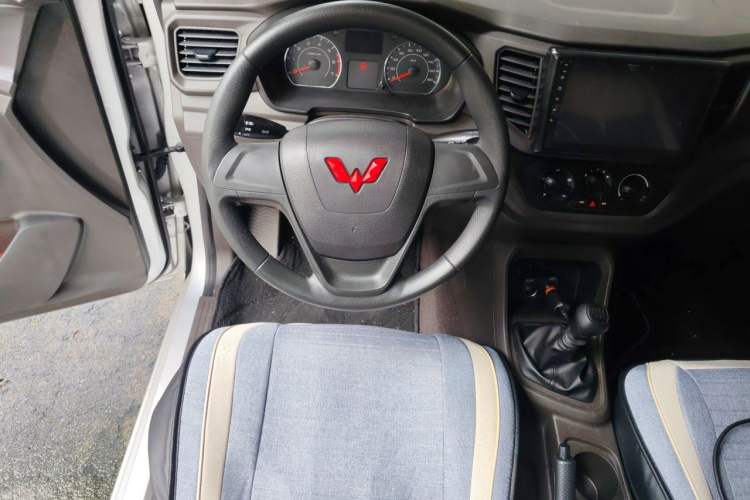 Used Wuling Hongguang V 2022 1.5L Jingqu Version Hydraulic Power Steering LAR Steering Wheel
